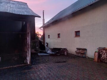 Utilaje agricole mistuite de flăcări într-o gospodărie din Vicovu de Jos