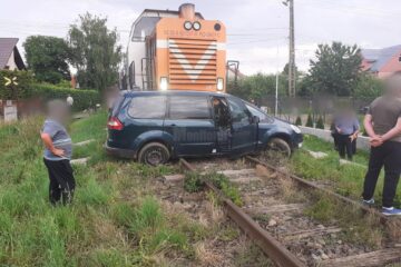 Mașina lovită de tren la Rădăuți era condusă de o femeie, iar în interior se aflau și trei copii ai acesteia