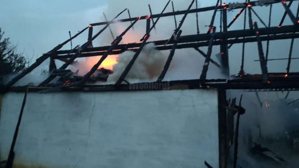 Incendiul de miercuri seară de la Burla a fost provocat de un trăsnet