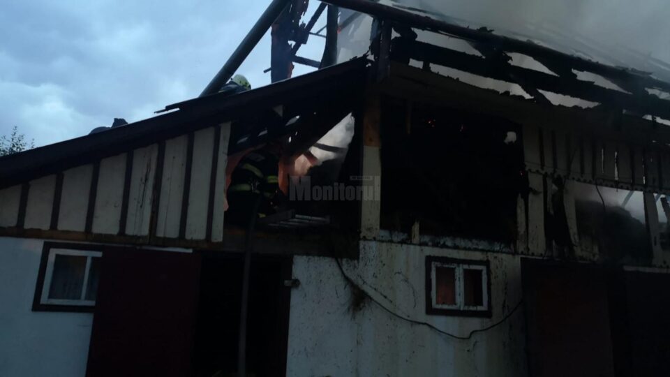 Incendiul de miercuri seară de la Burla a fost provocat de un trăsnet