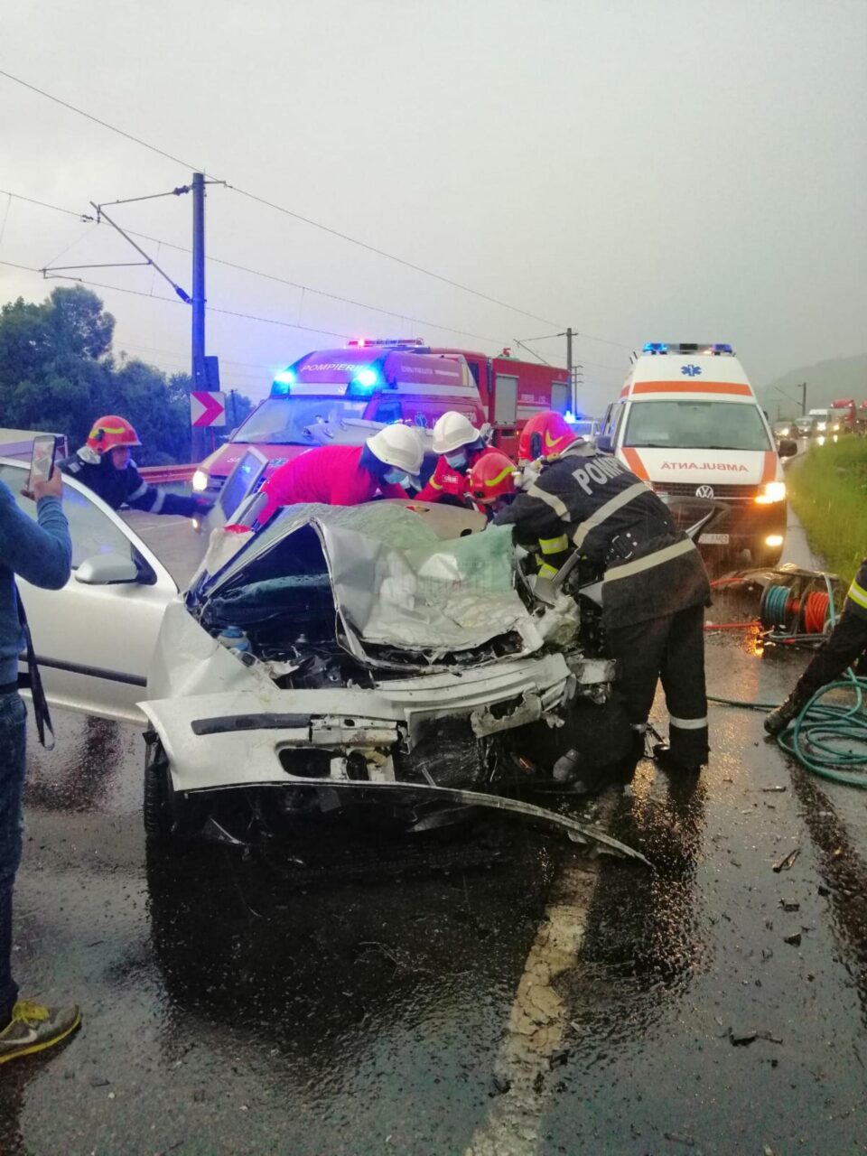 Pompierii au actionat pentru descarcerarea victimelor, soseaua fiind blocata o perioada pe ambele sensuri