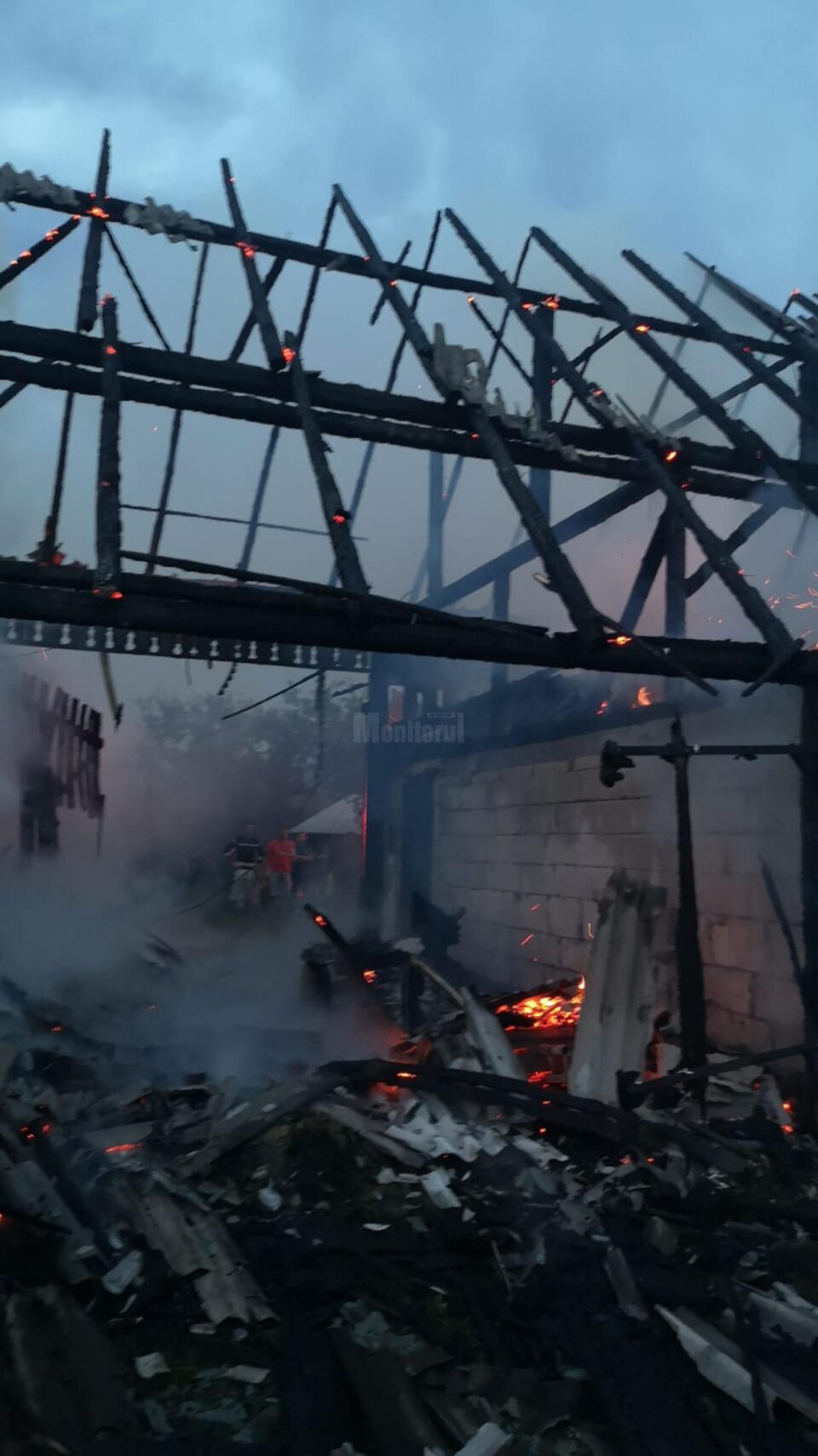 Incendiul de miercuri seară de la Burla a fost provocat de un trăsnet