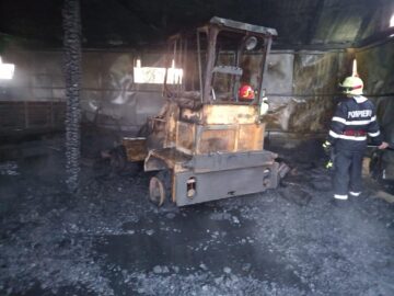 Utilaje agricole mistuite de flăcări într-o gospodărie din Vicovu de Jos