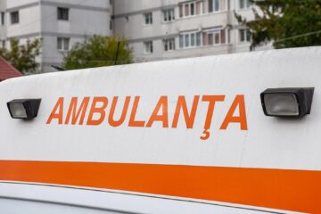 Un bărbat a suferit arsuri serioase după ce hainele i s-au aprins în timp ce făcea focul