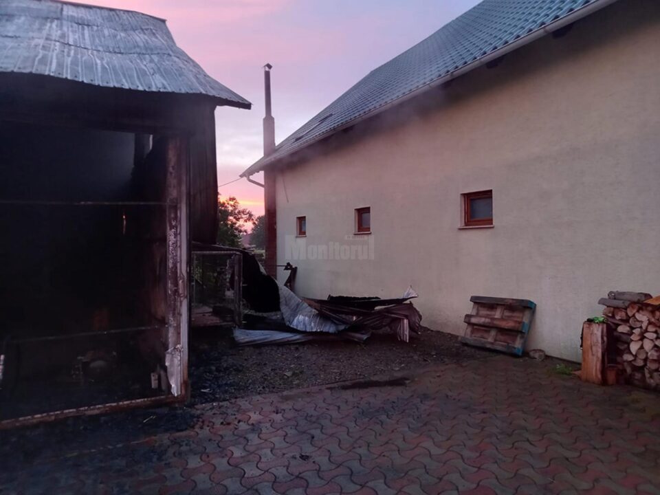 Utilaje agricole mistuite de flăcări într-o gospodărie din Vicovu de Jos