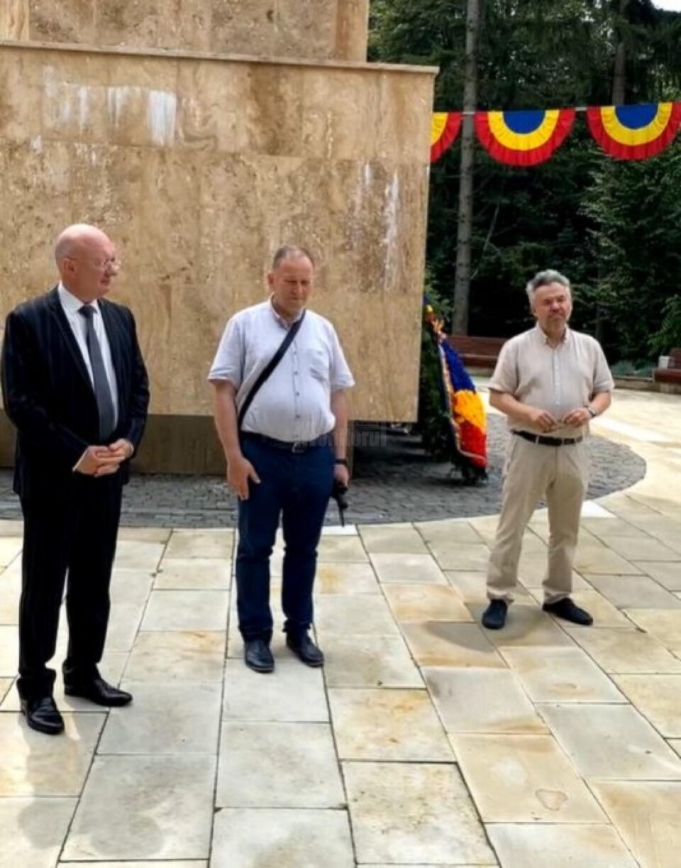 Prof.univ.dr. Ștefan Purici (stânga), conf.univ.dr. Florin Pintescu și prof.dr. Daniel Hrenciuc (dreapta)