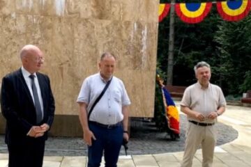 Prof.univ.dr. Ștefan Purici (stânga), conf.univ.dr. Florin Pintescu și prof.dr. Daniel Hrenciuc (dreapta)