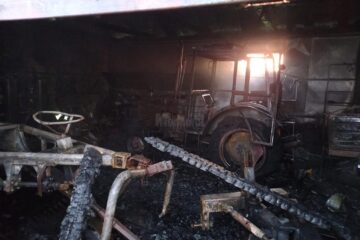 Utilaje agricole mistuite de flăcări într-o gospodărie din Vicovu de Jos