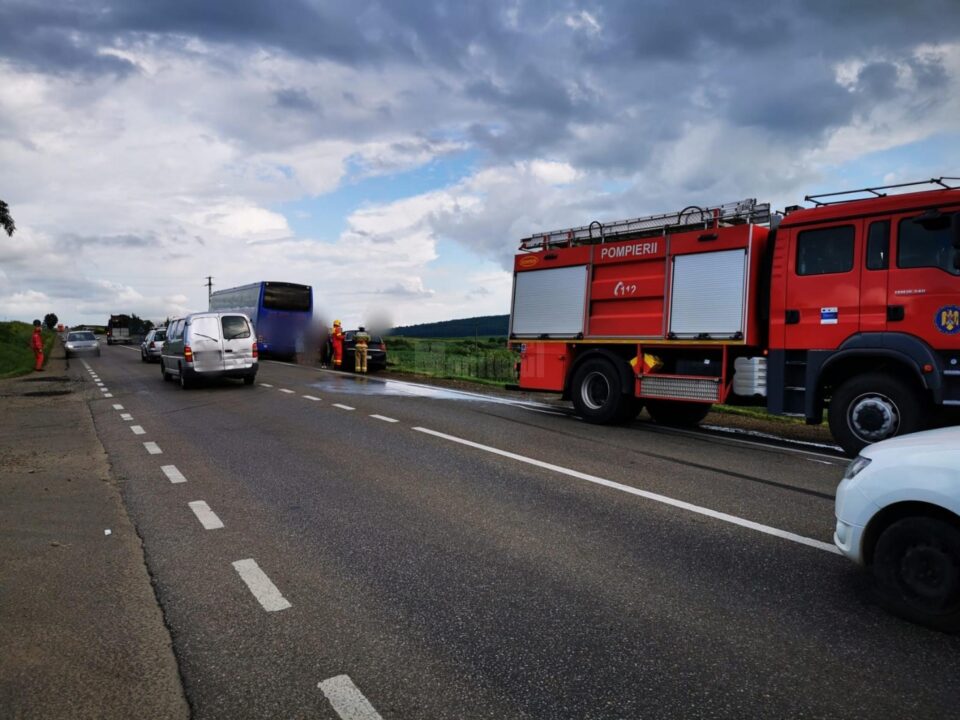 Accident între un autocar de transport persoane și un autoturism, la Dărmănești
