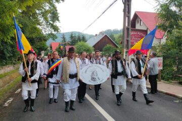 Perelini în frunte cu președintele C.J., Gheorghe Flutur, se îndreaptă spre Mănăstirea Putna