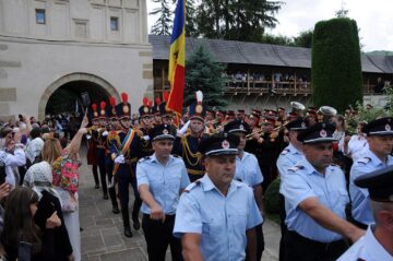 Defilare a forțelor Ministerelor de Interne din Suceava și Republica Moldova, în curtea Mănăstirii Putna