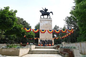 Zeci de elevi și profesori din județ l-au comemorat pe Ștefan cel Mare și Sfânt, la statuia domnitorului din Parcul Șipote – Cetate. Foto: ArTiStul
