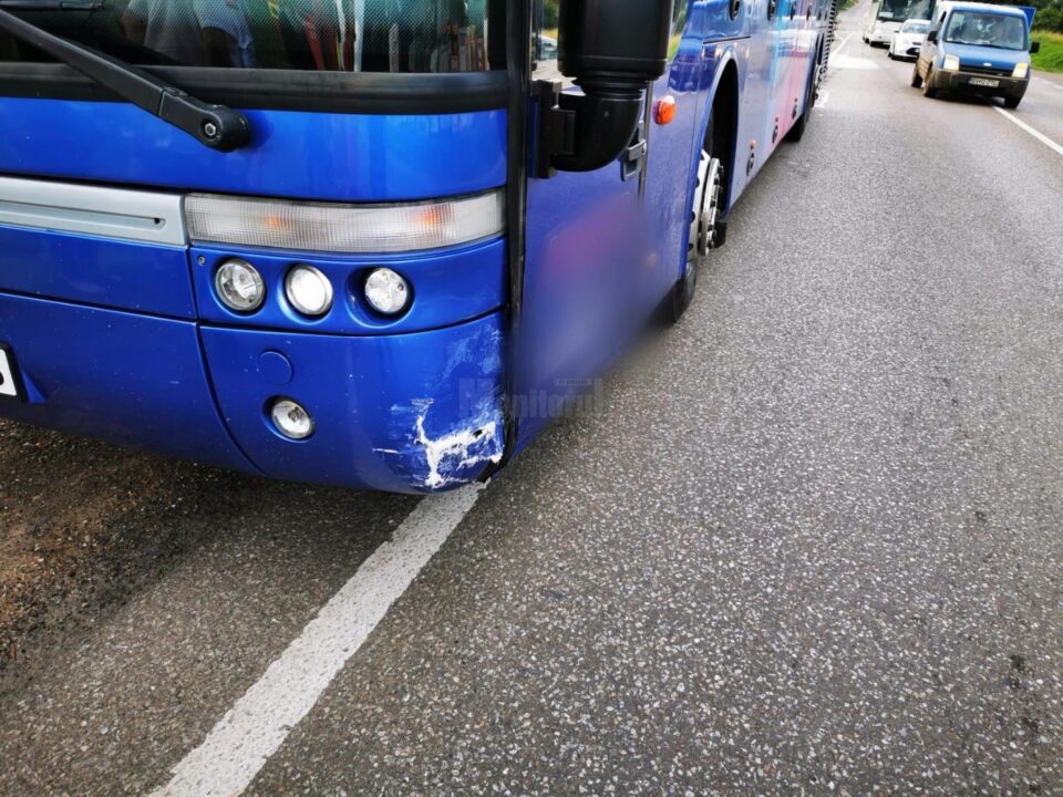 Accident între un autocar de transport persoane și un autoturism, la Dărmănești