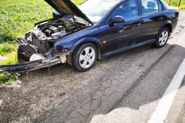 Accident între un autocar de transport persoane și un autoturism, la Dărmănești