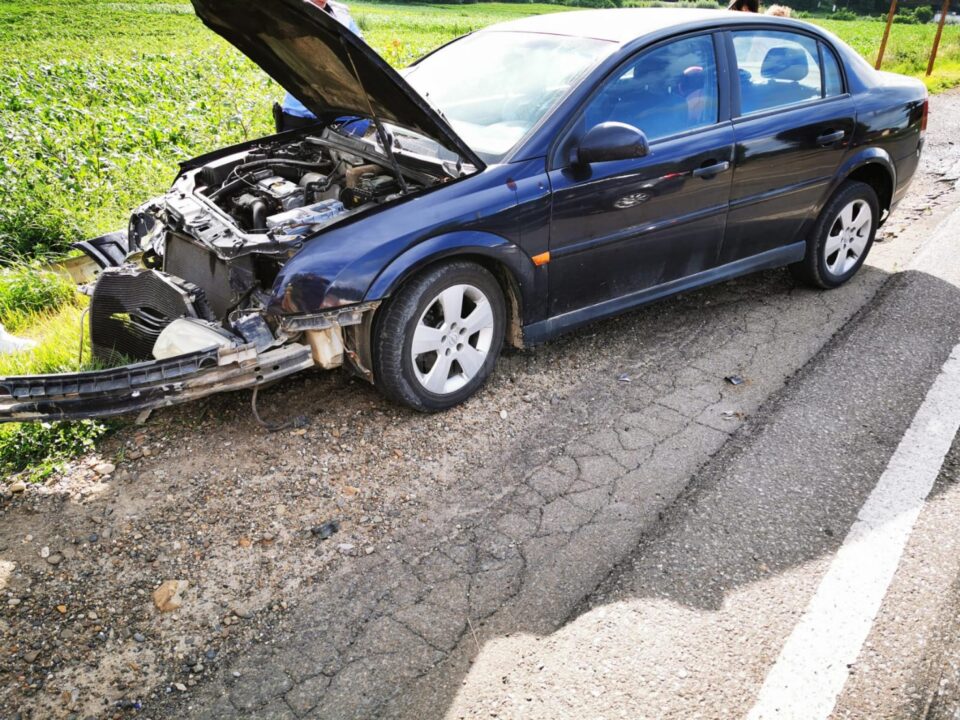 Accident între un autocar de transport persoane și un autoturism, la Dărmănești