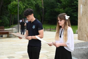 Clara Demetra Avram, din clasa a X-a F, și elevul Eduard Duca, clasa a X-a F. Simpozionul „Ștefan cel Mare și Sfânt, ctitor al neamului românesc”. Foto ArTiStul