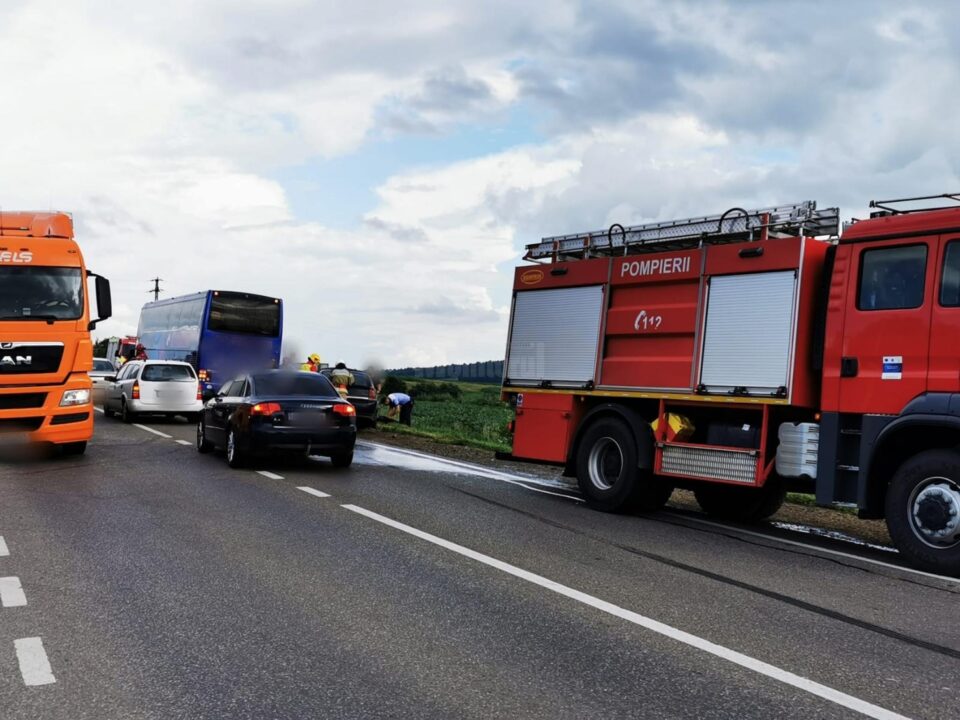 Accident între un autocar de transport persoane și un autoturism, la Dărmănești