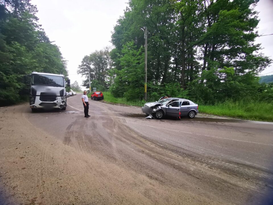Accident între un camion și un autoturism pe serpentine, spre Adâncata