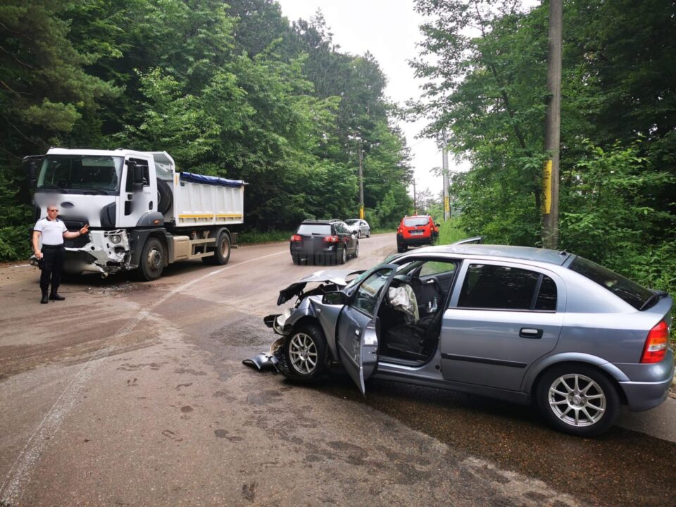 Accident între un camion și un autoturism pe serpentine, spre Adâncata