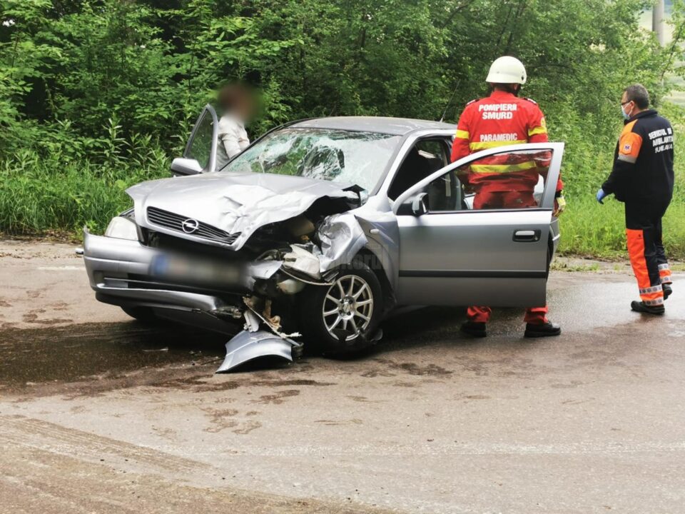 Accident între un camion și un autoturism pe serpentine, spre Adâncata