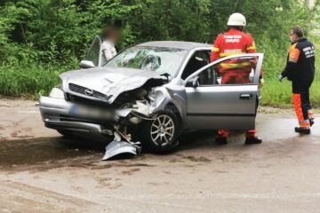 Accident între un camion și un autoturism pe serpentine, spre Adâncata