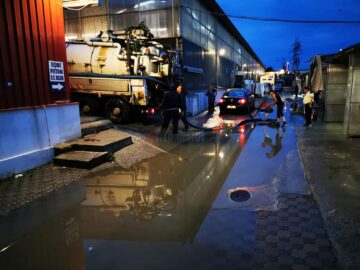 În Bazarul Suceava, la un moment dat apa avea aproape jumătate de metru