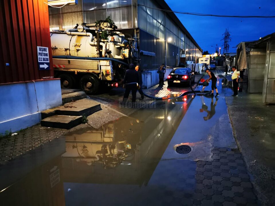 În Bazarul Suceava, la un moment dat apa avea aproape jumătate de metru