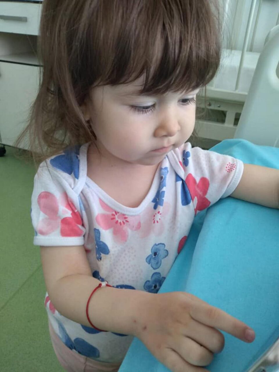 Daria-Maria Vacariu, fetița din Fălticeni care suferă de o formă gravă de leucemie Daria-Maria Vacariu, fetița din Fălticeni care suferă de o formă gravă de leucemie
