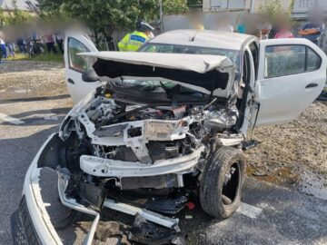 Un septuagenar a intrat cu Dacia pe contrasens și a lovit alte trei autoturisme