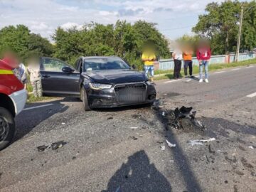 Un septuagenar a intrat cu Dacia pe contrasens și a lovit alte trei autoturisme