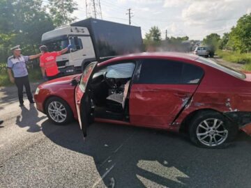 Un septuagenar a intrat cu Dacia pe contrasens și a lovit alte trei autoturisme