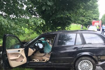 Mașina s-a izbit violent de un copac