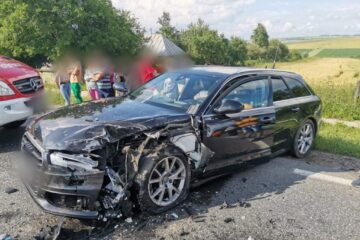 Un septuagenar a intrat cu Dacia pe contrasens și a lovit alte trei autoturisme