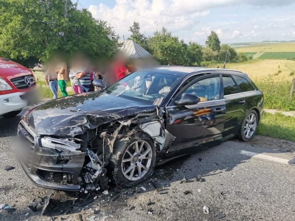 Un septuagenar a intrat cu Dacia pe contrasens și a lovit alte trei autoturisme
