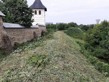 Mănăstirea Zamca, monument istoric ascuns de buruieni și nepăsare, scos la lumină după patru zile de muncă a unor voluntari