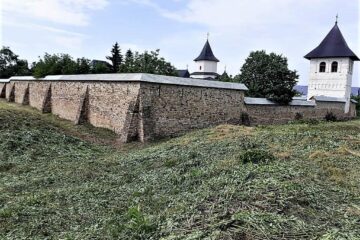 Mănăstirea Zamca, scoasă din buruieni de un grup de voluntari, după patru zile de muncă