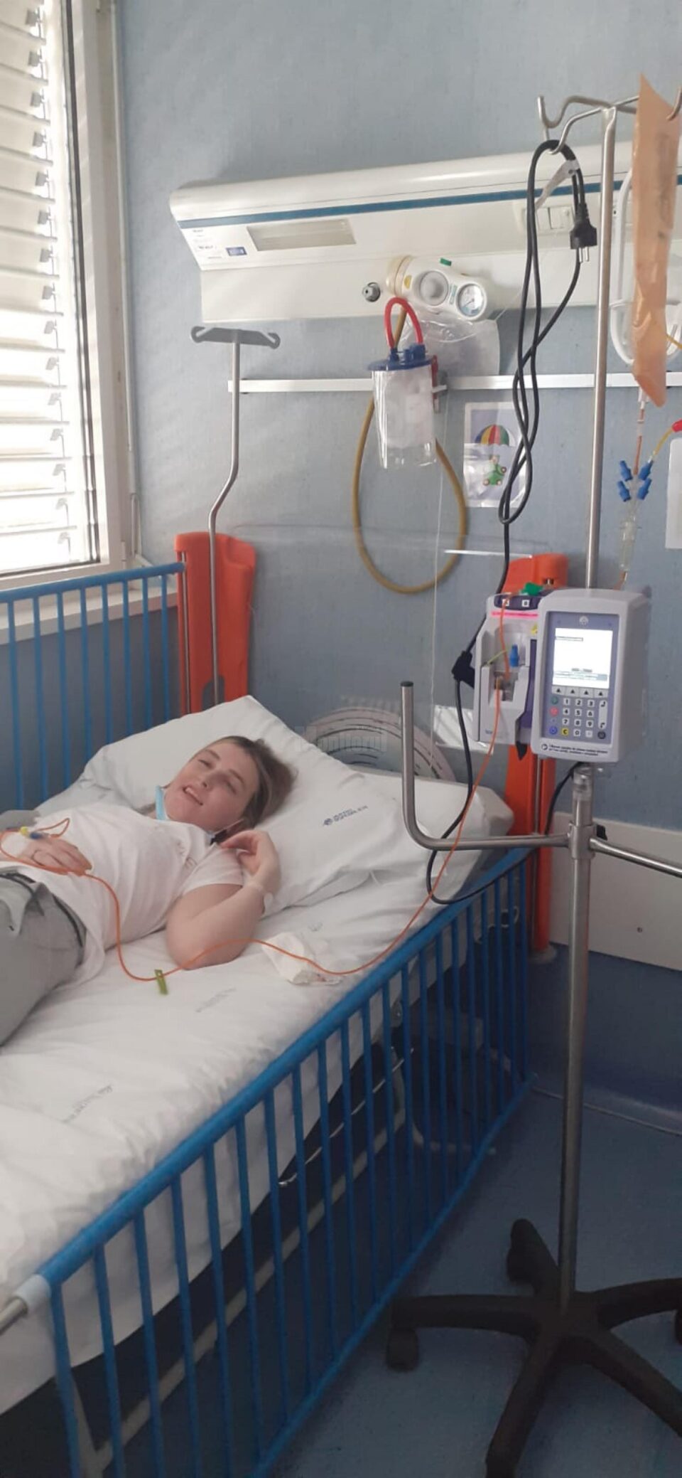 O tânără în vârstă de 18 ani cu o tumoare pe creier cere ajutor pentru un tratament care poate să-i salveze viața