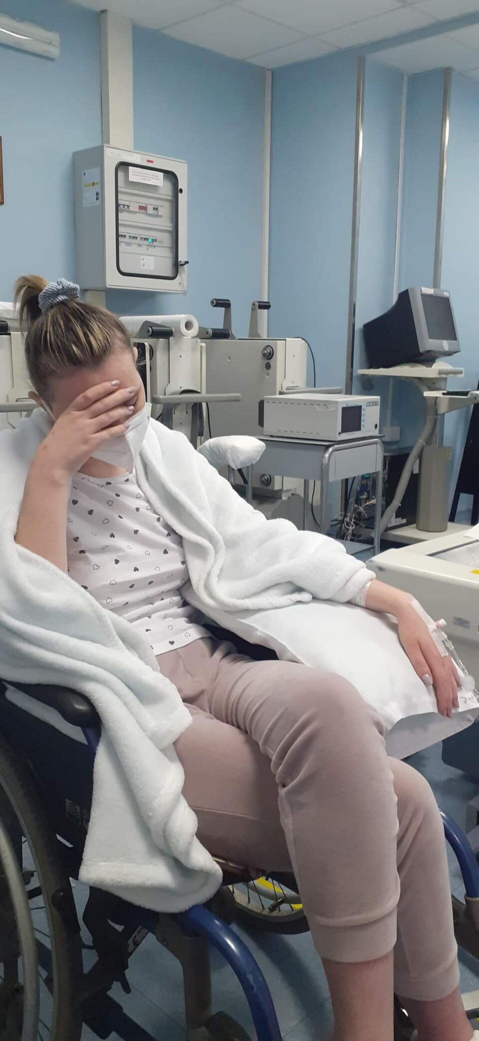 O tânără în vârstă de 18 ani cu o tumoare pe creier cere ajutor pentru un tratament care poate să-i salveze viața