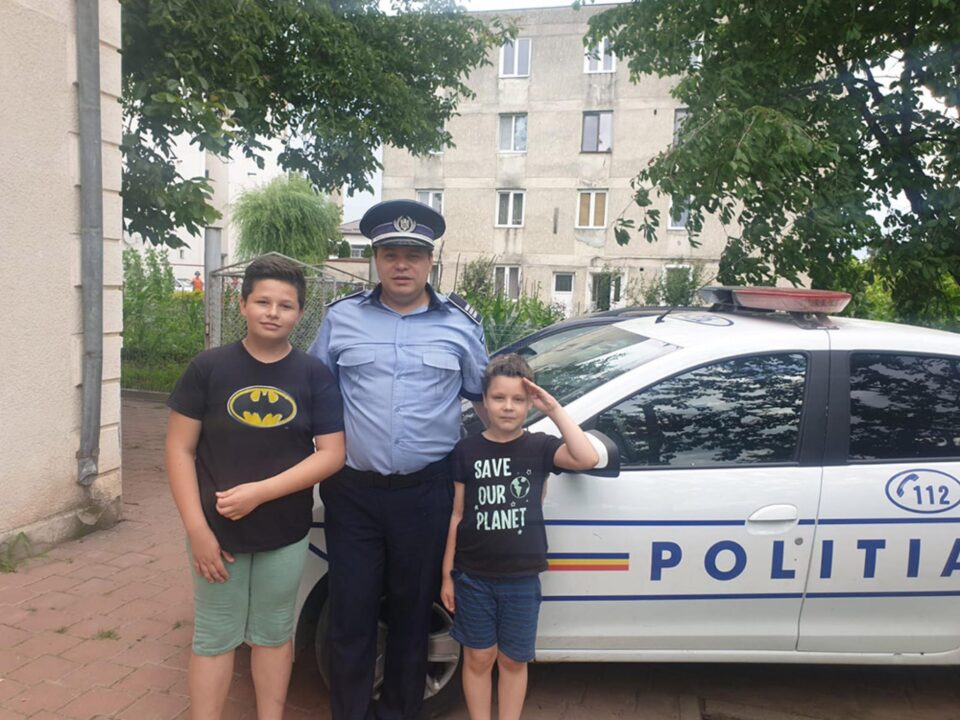 Agentul-șef Constantin Alexandru Nechita și cei doi fii ai săi