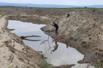 Și Apele Române au amendat firma care exploata ilegal balast din râul Siret