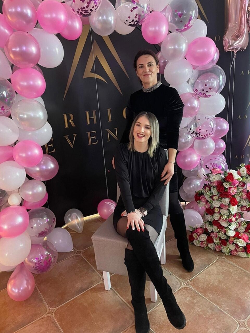 Ioana împreună cu mama ei, Alina Mihaela, Marciuc la împlinirea vârstei de 18 ani