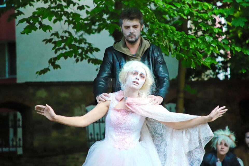 Spectacol de teatru cu intrare liberă, duminică, la Hanul Domnesc Suceava