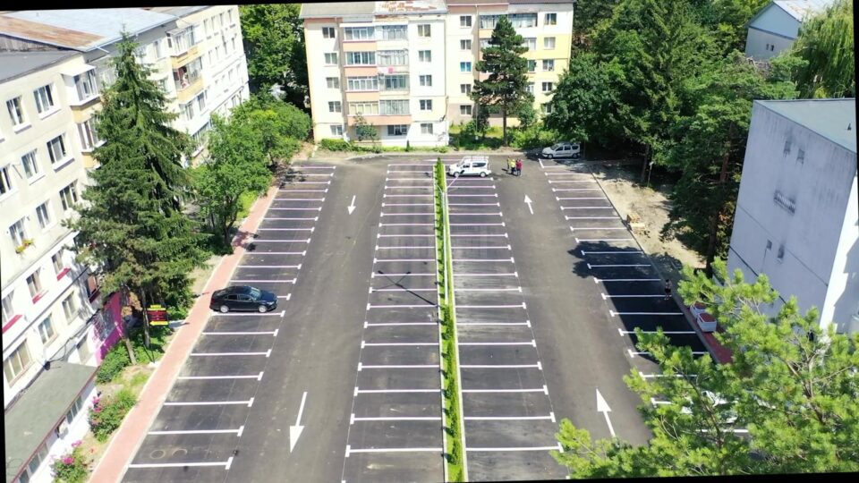 Parcare cu 100 de locuri iluminată cu led și spațiu verde pe mijloc, amenajată în zona “La Bazin” din Areni Parcare cu 100 de locuri iluminată cu led și spațiu verde pe mijloc, amenajată în zona “La Bazin” din Areni