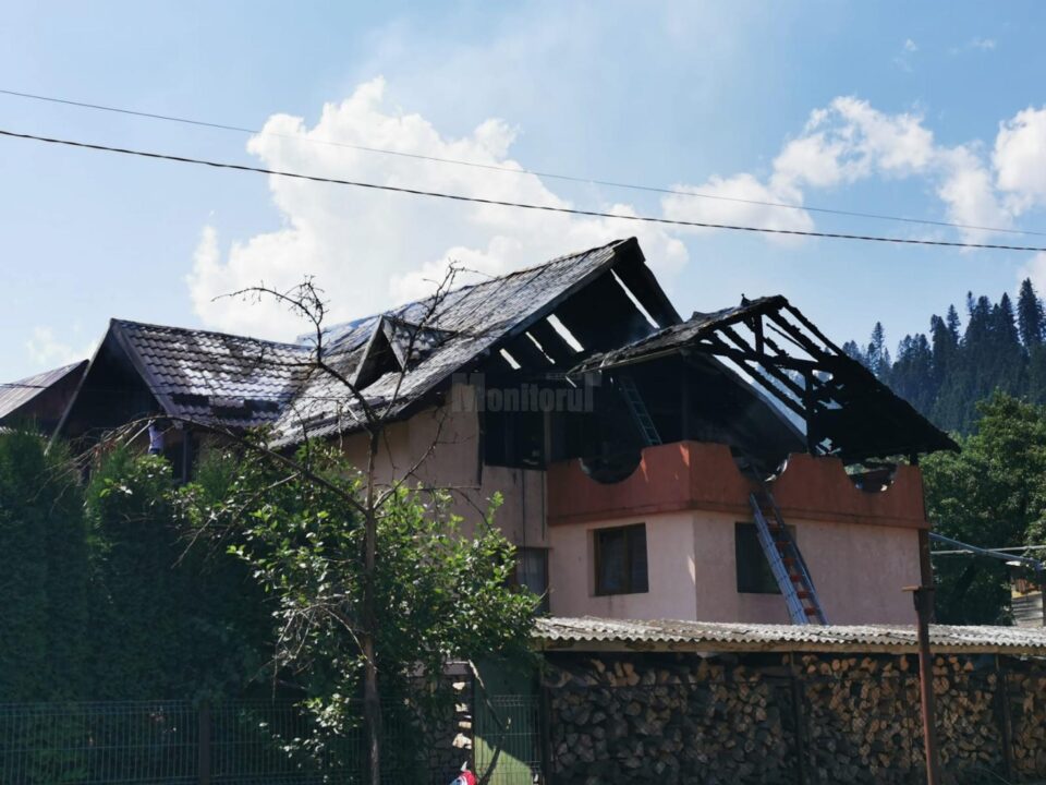 Casă din Voroneț, distrusă de un incendiu puternic