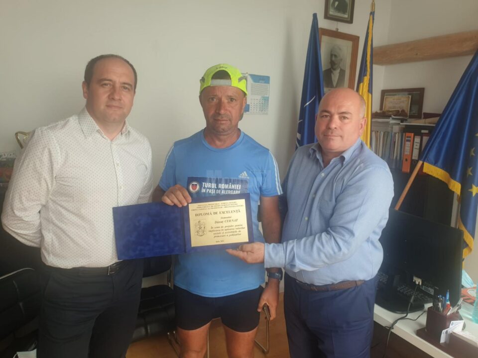 Prefectul Iulian Cimpoeșu l-a premiat pe polițistul în rezerva Dănuț Cernat