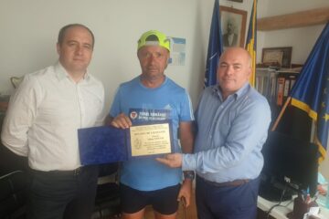 Prefectul Iulian Cimpoeșu l-a premiat pe polițistul în rezerva Dănuț Cernat