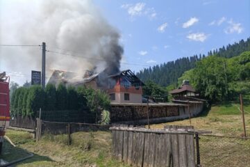 Casă din Voroneț, distrusă de un incendiu puternic