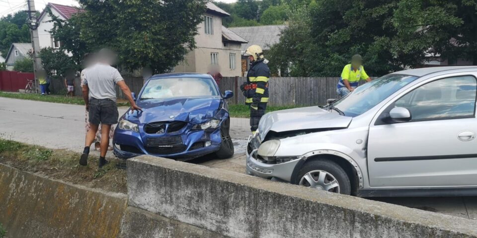 Accident la Dornești între un BMW și un Opel