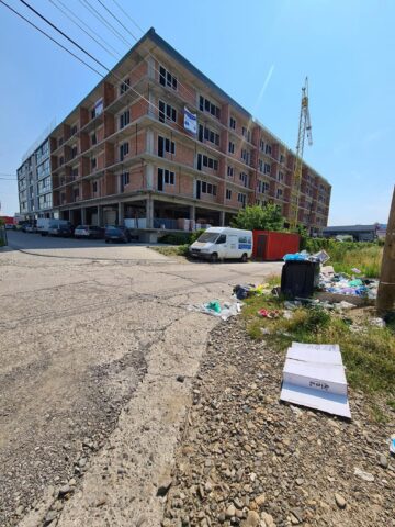 Gunoaie și deranj pe strada Apeductului din Suceava din cauza unui dezvoltator imobiliar