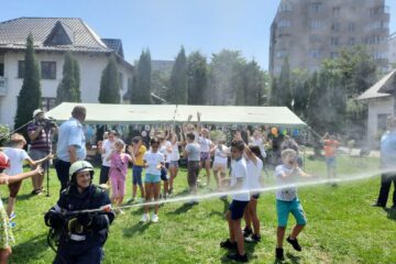 60 de copii de la Școala „Ion Creangă” și Centrul Social de Zi „Sf. Vineri” Suceava participă în aceste zile la „Școala de vară”